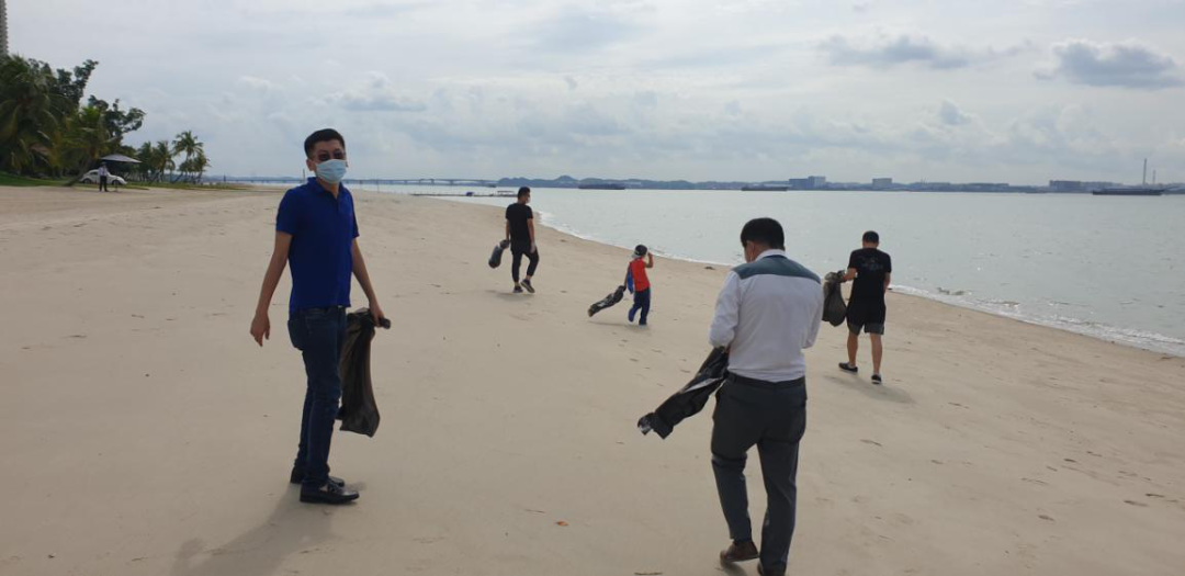 正在海滩清洁的志愿者（一）