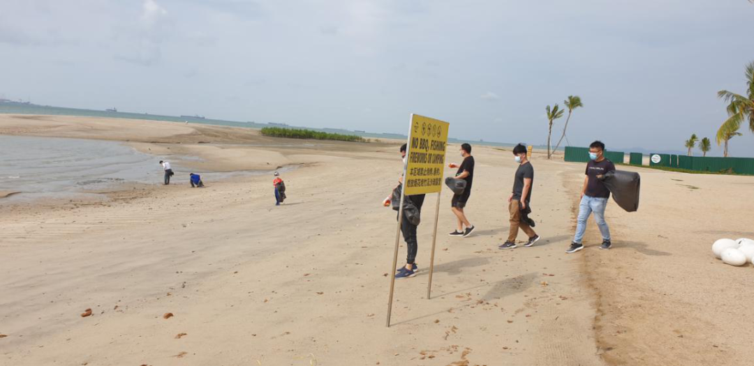 正在海滩清洁的志愿者（二）