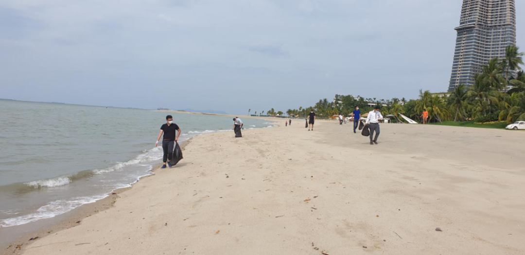 正在海滩清洁的志愿者（三）