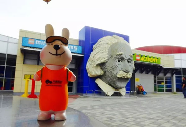 爱因斯坦雕塑旁的乐兔