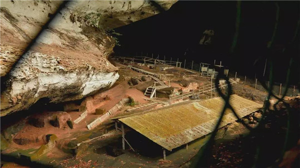尼亚洞穴内的壁画洞