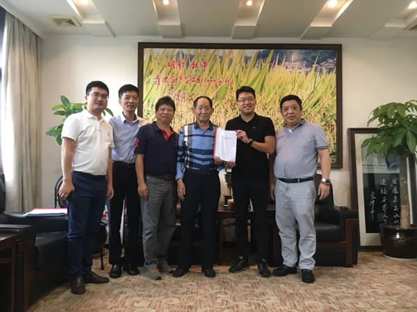 袁隆平院士及其团队在湖南长沙与碧桂园农业控股有限公司正式签署合作协议