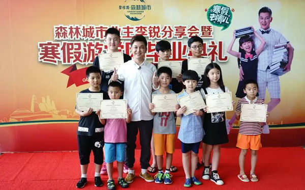 往期新马游学团:村长亲手为孩子们颁发毕业证书
