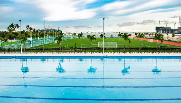 嘉德圣玛丽森林城市国际学校游泳池和足球场