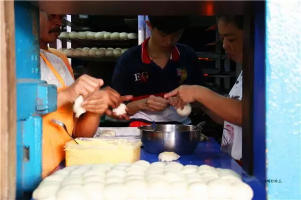 协裕面包西果厂正在进行食品制作的工人