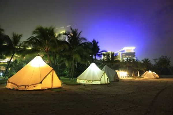 夜幕下森林城市海滩上的众多帐篷