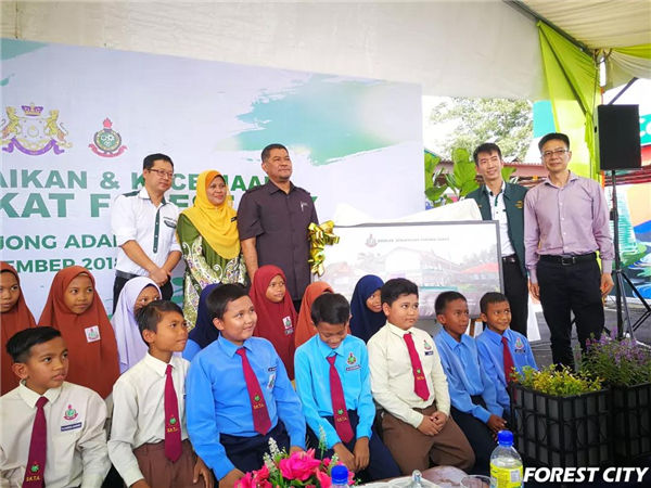 SK Tanjong Adang 校长Noriah Md Jidin和学生与森林城市代表合照