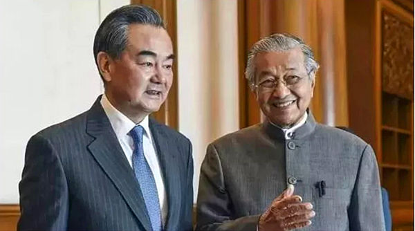 马哈蒂尔与中国国务委员兼外交部长王毅讨论访华事宜